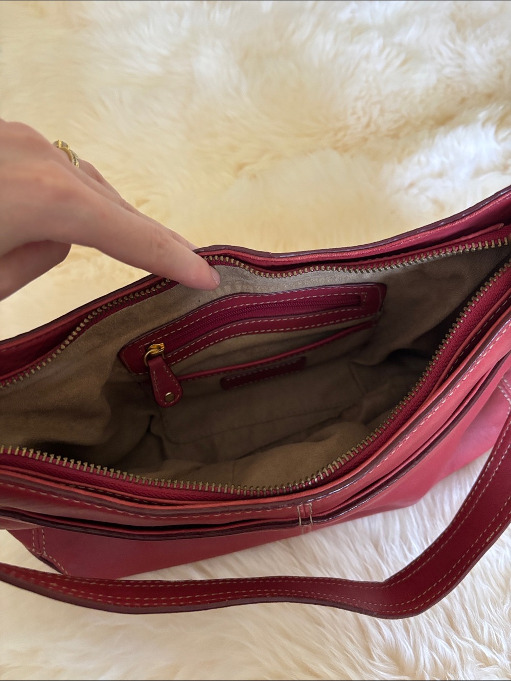 Early 2000s Liz Claiborne Cherry Red Leather Shoulder Bag - Picture 3 of 3